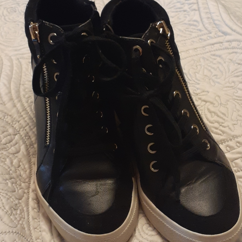 Tennis shoes